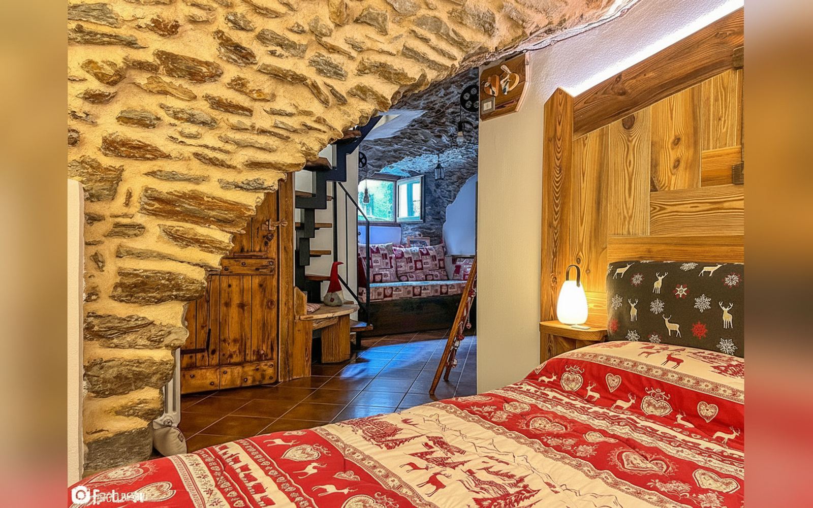 Le Coin d’Antan, letto matrimoniale e arco in pietra