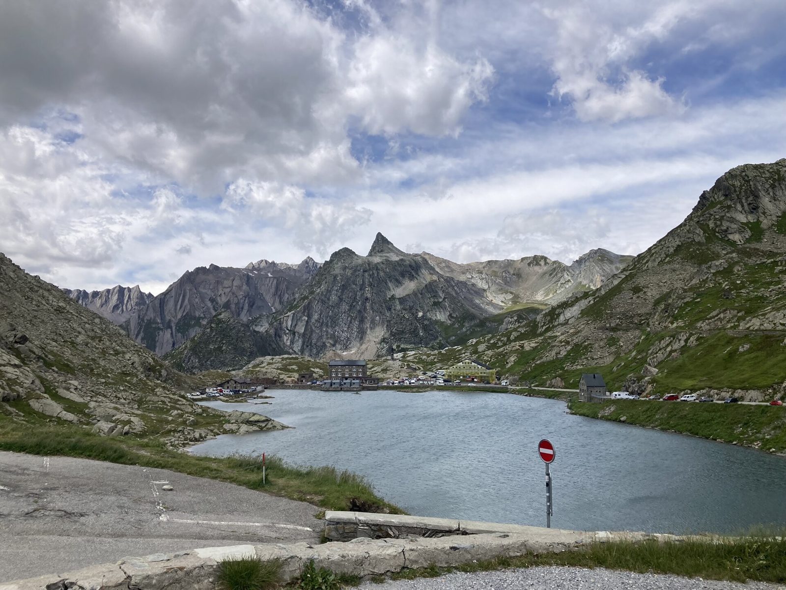 Il lago del Gran San Bernardo con l'ospizio e le cime rocciose del colle