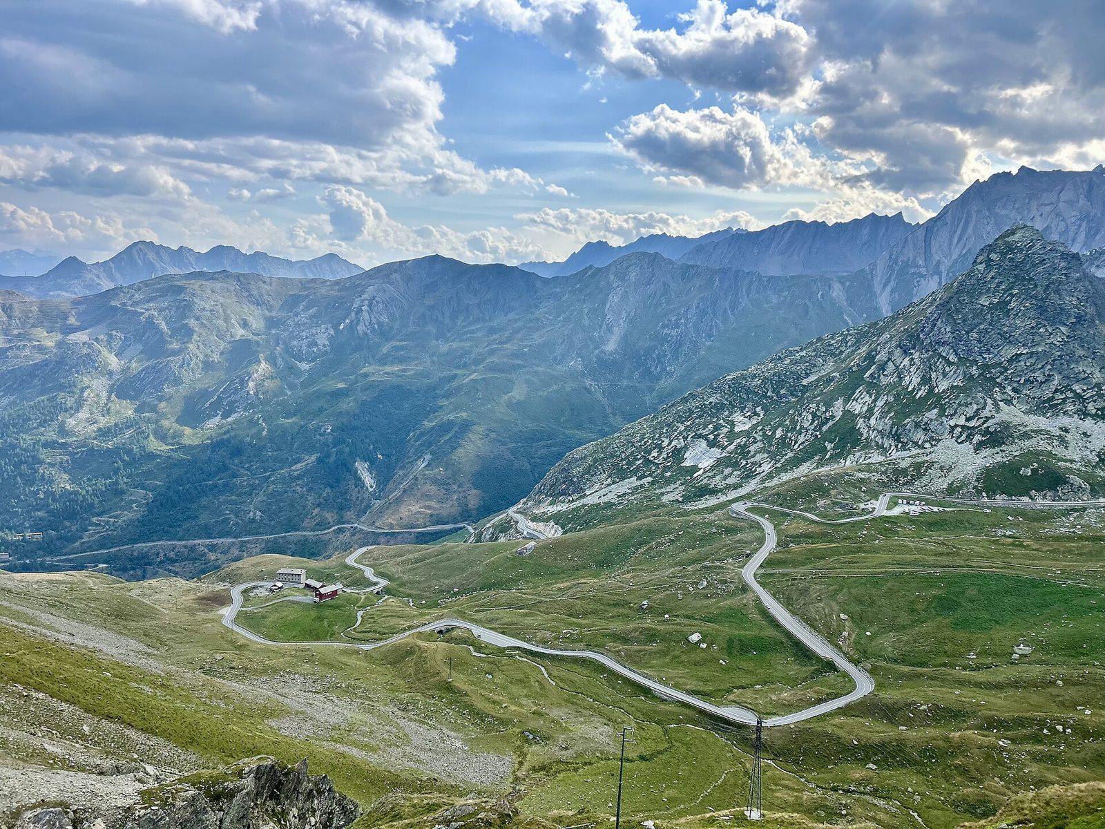 Tornanti della strada statale del Gran San Bernardo tra pascoli d'alta quota e montagne